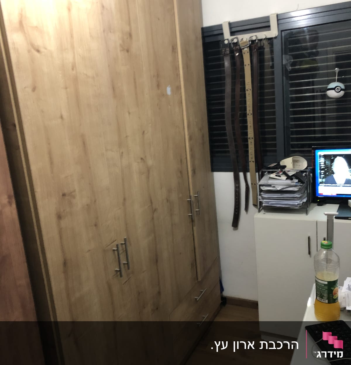 ארון עץ עם ידיות מתכת בחדר עבודה